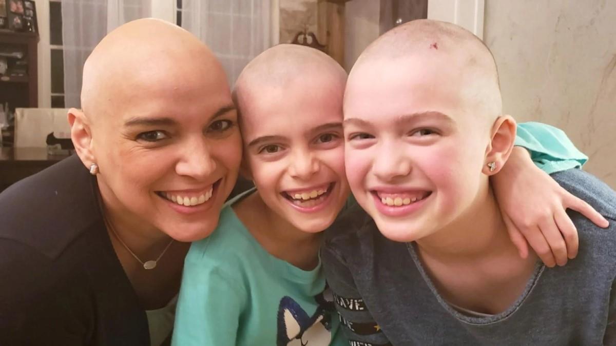 Αδερφούλες ξύρισαν το κεφάλι τους για να συμπαρασταθούν στην καρκινοπαθή μαμά τους